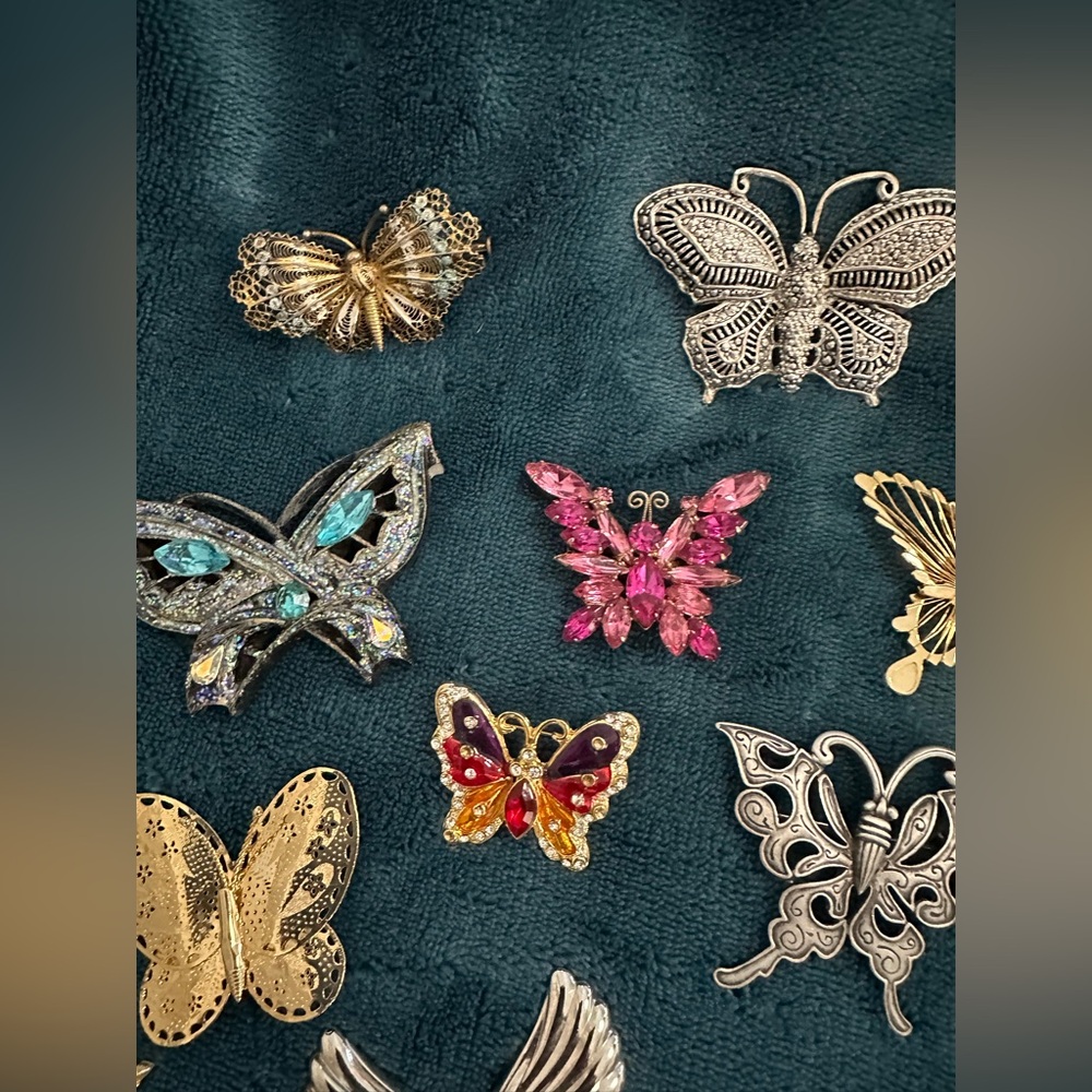 🦋Elegant Butterfly Brooch Set 🦋 - Picture 4 of 5